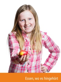 Foto: Ein Mdchen hlt lchelnd einen Apfel in der Hand. Fotografin: Diana Jill Bader  |  dianajill-fotografie.de